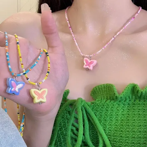 Collar Y2K con Cuentas de Mariposa para Mujer Gargantilla de Cuentas de Colores Joyería Estética Dulce y Genial Colgante de Mariposa Cadena de Clavícula