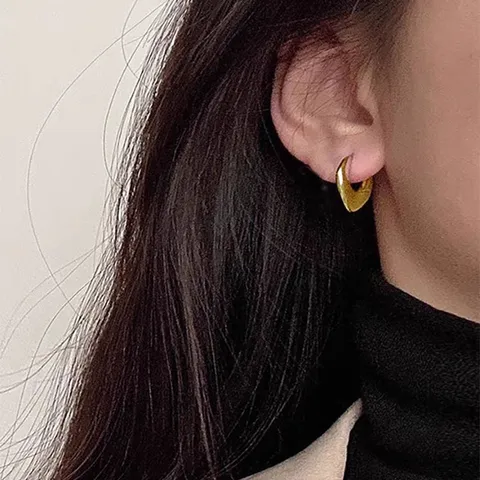 Minimalistische Geometrische Metalen Creolen Voor Dames Lichte Luxe Gladde Puntige Oorgesp Stijlvolle Dagelijkse Sieraden