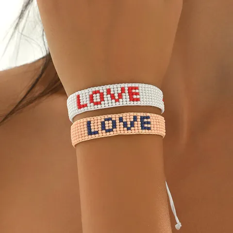 Μποέμ Πλεκτό Βραχιόλι με Χάντρες Γράμμα LOVE Ρυθμιζόμενο Χειροποίητο Βραχιόλι με Κορδόνι για Γυναίκες Ζευγάρι Κοσμήματα Δώρο