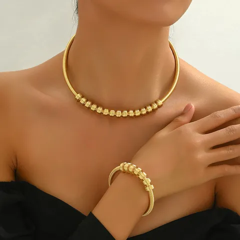 Μοντέρνο Σετ Κολιέ Choker και Βραχιόλι από Κράμα με Γεωμετρική Περιέλιξη για Γυναίκες ins Niche Στυλ Κοσμήματα Πάρτι Χρυσό Ασημί
