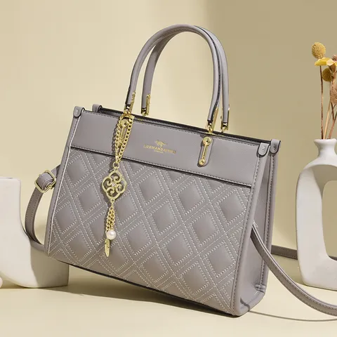Women PU Leather Quilted Tote Bag Large Capacity Fashion Handbag Casual Shoulder Bag With Metal Chain Pendant