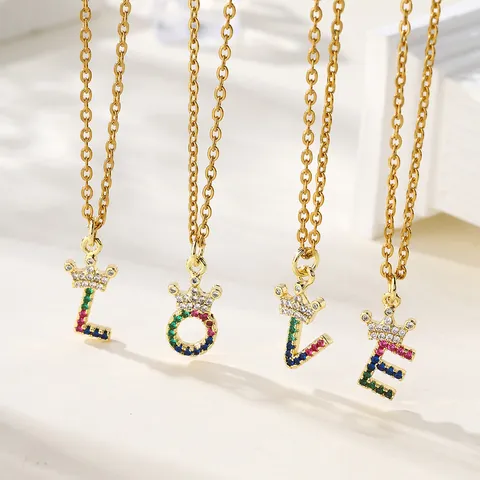 Collana con Ciondolo a Lettera Iniziale Corona in Rame Placcato Oro Collana Alfabeto in Zirconia Colorata Gioielli di Moda
