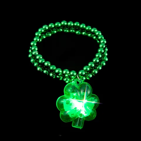 St Patrick Day LED Leuchtende Grüne Perlenkette Galvanisierte Kunststoff Klee Bierkrug Anhänger Halskette Armband Für Party Deko