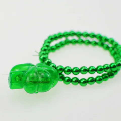St Patrick Day LED Leuchtende Grüne Perlenkette Galvanisierte Kunststoff Klee Bierkrug Anhänger Halskette Armband Für Party Deko