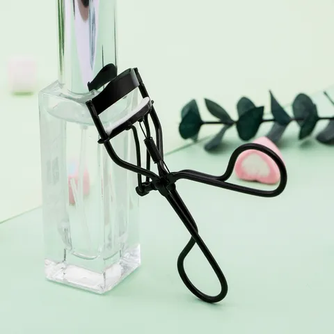 Black Metal Eyelash Curler Portable Mini Eyelash Curler Makeup Tool with Silicone Pad Precision Eye Beauty Tool