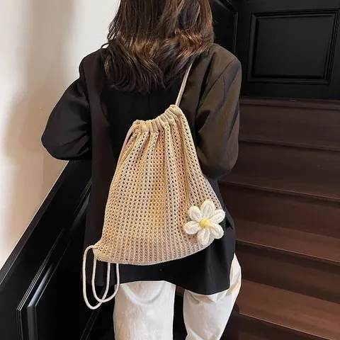 Sac à Dos Minimaliste Tissé à Cordon pour Femmes Sac de Plage en Maille Évidée Sac à Dos de Voyage Souple à Carreaux avec Fleur