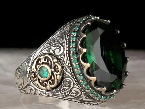 Anello da Uomo Vintage in Lega con Zirconia Verde Smeraldo e Pietra Blu Acquamarina Intarsiato Artigianalmente Stile Retrò Elettroplaccato
