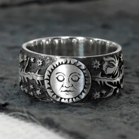 Anello Vintage Punk con Faccia di Sole e Stelle Incise per Uomo Donna Gothic Hip Hop Biker Fascia Larga Lega Argento Antico