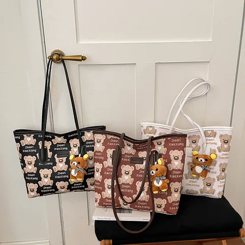 Sac Cabas Imprimé Ours Mignon pour Femmes Grande Capacité Imperméable en Cuir PU Trousse de Maquillage Sac à Main Avec Pendentif Dessin Animé Trousse de Toilette de Voyage