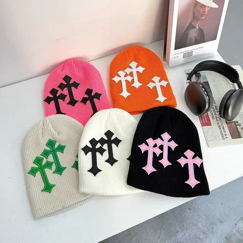 Unisex Winter Warm Knit Beanie Hat Patch de Croix Brodé Hip Hop Streetwear Skull Cap Casual Slouchy Watch Cap