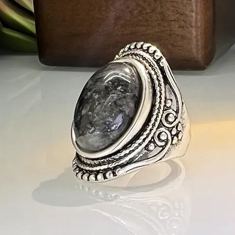 Vintage Alloy Carved Oval Labradorite Ring Antique Silver Plated Ethnic Geometric Statement Ring For Unisex Everyday Jewelry Gift