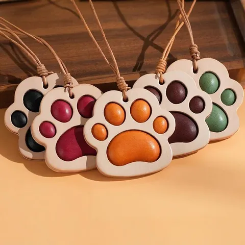 Cuir Véritable Patte de Chat Voiture Rétroviseur Ornement Suspendu Mignon Breloque de Sac Porte-clés Pendentif de Porte-monnaie Décoration