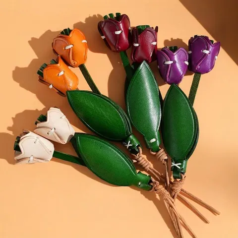 Pendentif de Rétroviseur de Voiture en Cuir de Vachette Tanné Végétal Tulipe Fleur Charm de Sac Mignon Porte-Clés