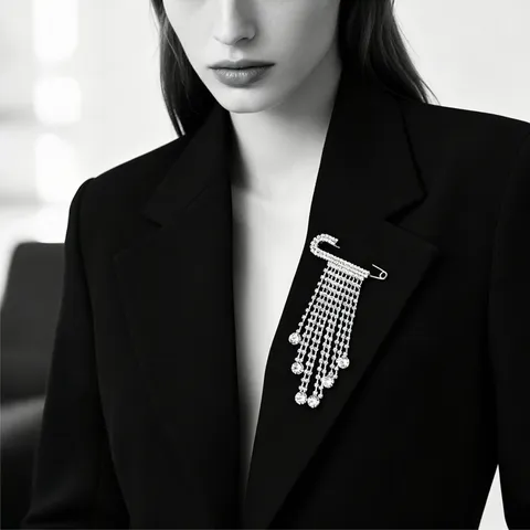 Luxury Alloy Rhinestone Safety Pin Tassel Brooch For Women Elegant Crystal Tassel Pin For Suit Evening Dress Accessories