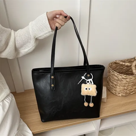 Γυναικείο Large Capacity Tote Bag Vintage PU Leather Shoulder Bag Casual Commuting Handbag With Plush Pendant