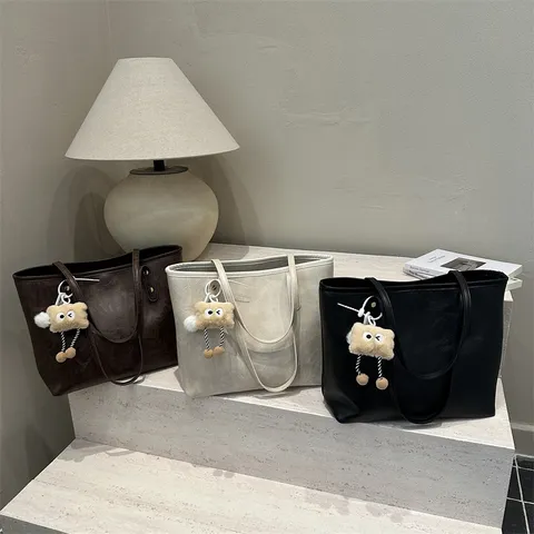 Γυναικείο Large Capacity Tote Bag Vintage PU Leather Shoulder Bag Casual Commuting Handbag With Plush Pendant