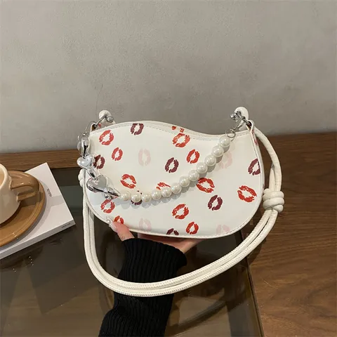 Sac Bandoulière Mode Femme Mini Sacoche PU Cuir Sac Croissant Avec Chaîne de Perles Imprimé Lèvres Sac Quotidien
