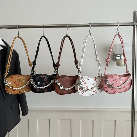 Sac Bandoulière Mode Femme Mini Sacoche PU Cuir Sac Croissant Avec Chaîne de Perles Imprimé Lèvres Sac Quotidien
