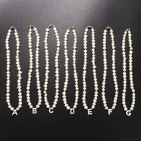 Collana con Ciondolo Iniziale Alfabeto in Perla d'Acqua Dolce Naturale per Donna Rame Placcato Oro Conchiglia Lettera Choker Fatto a Mano Gioielli Regalo