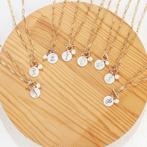 Collana con Pendentif in Lega e Conchiglia da Donna Lettera Incisa Personalizzata Disco Rotondo Perla Catena Gioielli Regalo