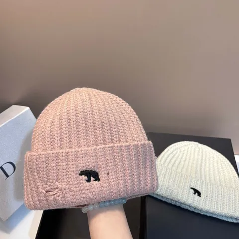 Winter Damen Strickmütze Süß Eisbär Bestickung Distressed Casual Outdoor Warm Winddicht Ohrschutz Kappe