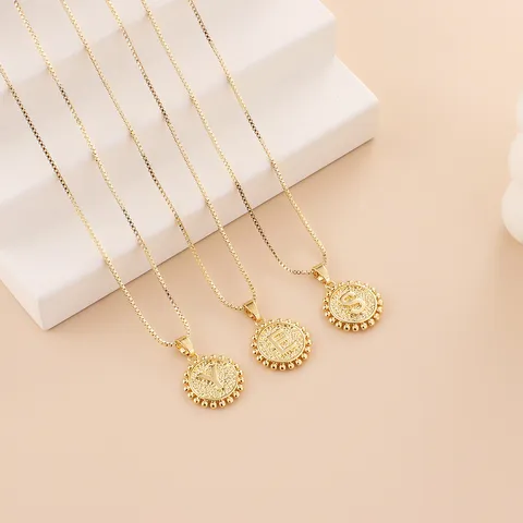 Modische Galvanisierte Kupfer 18K Gold Anfangsbuchstabe Anhänger Halskette Für Damen Runde Medaillon Schlangenkette Choker Schmuck Geschenk
