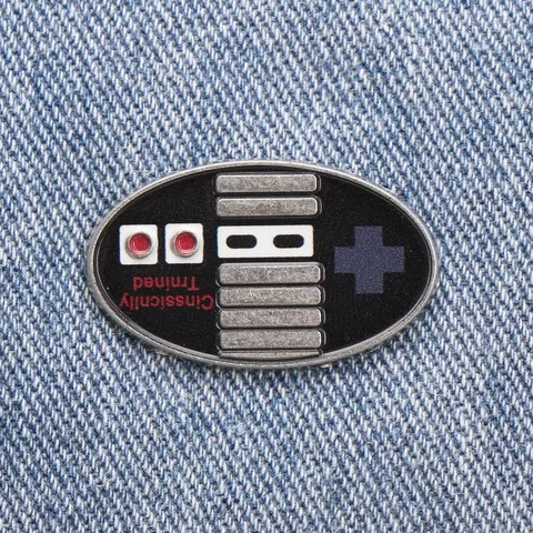 Broche de Esmalte Retro Game Controller Aleación Clásico Gamepad Insignia Para Mochila Ropa Regalo Gamer Accesorios