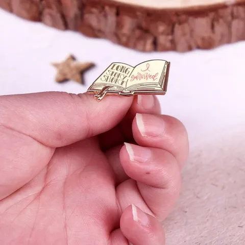 Long Story Short I Survived Belettering Boek Emaille Broche Pin Legering Roségoud Verguld Creatieve Boekvorm Badge Pin Sieraden