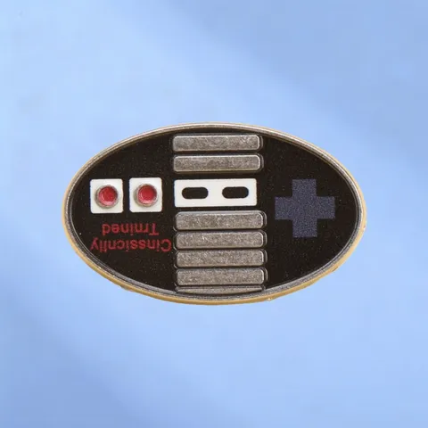 Broche de Esmalte Retro Game Controller Aleación Clásico Gamepad Insignia Para Mochila Ropa Regalo Gamer Accesorios