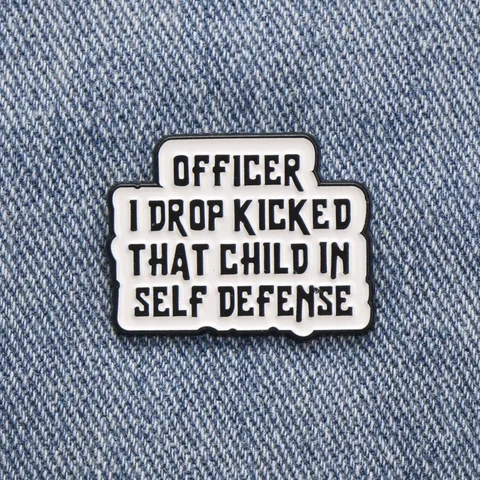 Καρφίτσα Σμάλτου Officer I Drop Kicked That Child In Self Defense Αστείο Σλόγκαν Έμβλημα για Ζακέτα Σακίδιο