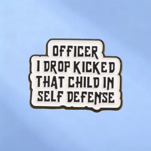 Καρφίτσα Σμάλτου Officer I Drop Kicked That Child In Self Defense Αστείο Σλόγκαν Έμβλημα για Ζακέτα Σακίδιο