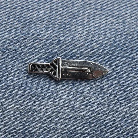 Vintage Legering Dolch Brosche Hol Zwaard Metalen Reversspeld Retro Miniatuur Wapen Emaille Badge Voor Kleding Tassen Unisex Sieraden