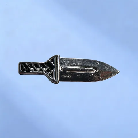 Vintage Legering Dolch Brosche Hol Zwaard Metalen Reversspeld Retro Miniatuur Wapen Emaille Badge Voor Kleding Tassen Unisex Sieraden