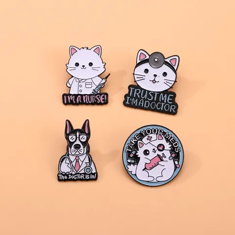 Simpatiche Spille in Smalto per Animali Medici Cartone Animato Gatto Infermiera Cane Dottore Spille in Lega per Decorazione Vestiti Zaino Distintivo Creativo Gioiello Regalo