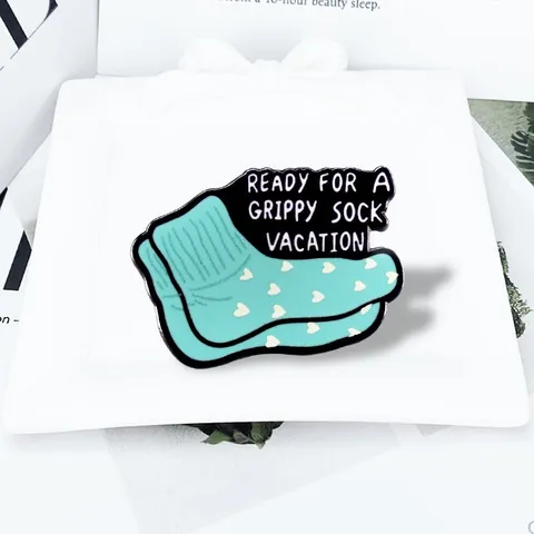 Gepersonaliseerde Hart Sokken Emaille Broche Cartoon Metalen Badge Ready For A Grippy Sock Vacation Legering Broche Voor Tassen Kleding