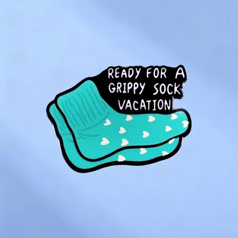Gepersonaliseerde Hart Sokken Emaille Broche Cartoon Metalen Badge Ready For A Grippy Sock Vacation Legering Broche Voor Tassen Kleding