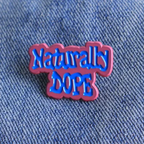 Naturally DOPE Slogan Emaille Pin Brosche Legierung Kontrast Rosa Blau Abzeichen Für Mantel Tasche Rucksack Damen Teenager Schmuck