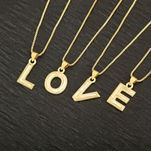 Nischen Design 18K Vergoldet Kupfer Englischer Buchstabe Anhänger Halskette Für Damen Künstliche Perle Muschel Schlüsselbein Boxkette