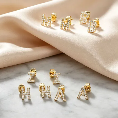 Schicke Vergoldete Legierung Alphabet Buchstabe Ohrstecker Mit Edelstahl Stift Glänzender Strass Zarte Initiale Knorpel Piercing Schmuck Für Herren Damen