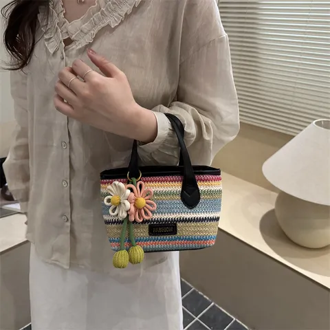 Sac Seau Tissé en Paille pour Femmes Grande Capacité Style Vacances Décontracté Sac Bandoulière avec Pendentif Fleur