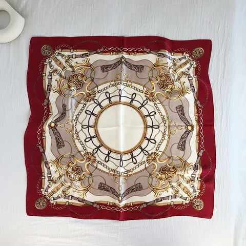 Foulard Quadrato in Raso con Stampa a Catena Barocca Vintage per Donna Bandana di Lusso con Motivo Rosso e Oro Tipo Seta