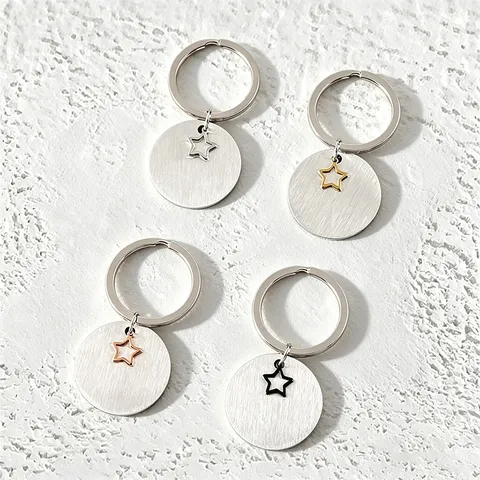 Porte-clés Minimaliste en Acier Inoxydable Brossé Étiquette Ronde Pendentif Étoile Évidée Anneau de Clé Matériau Vierge Mode Bijoux Accessoire