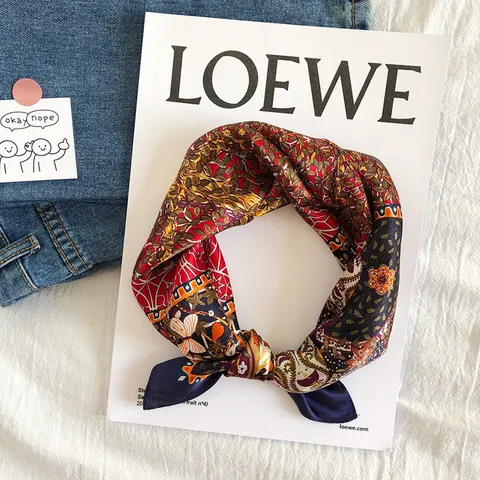 Foulard en Soie de Mûrier Pure pour Femmes Carré de Soie Imprimé Floral Élégant Bandana Mode Rétro Paisley Cadeau Maman