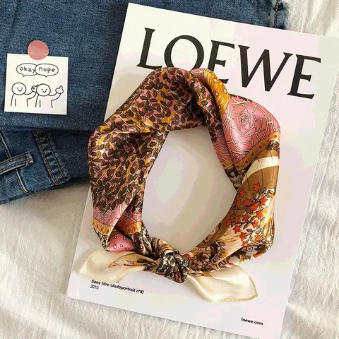 Foulard en Soie de Mûrier Pure pour Femmes Carré de Soie Imprimé Floral Élégant Bandana Mode Rétro Paisley Cadeau Maman
