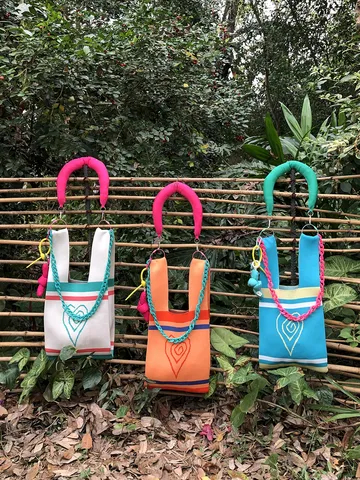Handmade Woven Knitted Tote Bag For Women Crochet Heart Striped Travel Beach Holiday Handbag Casual Open Top Small Bucket Bag With Plastic Chain Decor