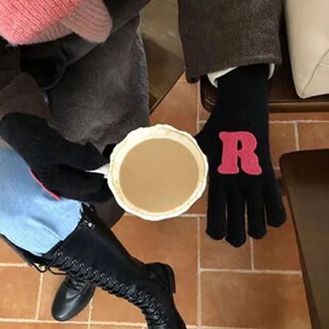 Damen Winter Warme Strickhandschuhe Japanischer Stil Einfarbig Fingerhandschuhe Touchscreen Buchstaben Patch Polyester Handschuhe