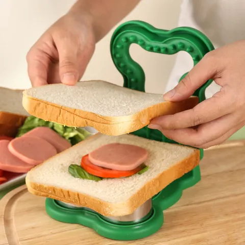 Cute Bear Sandwich Cutter And Sealer Pocket Bread Mold PP Plastic Stainless Steel DIY Baking Tool Toast Sandwich Maker