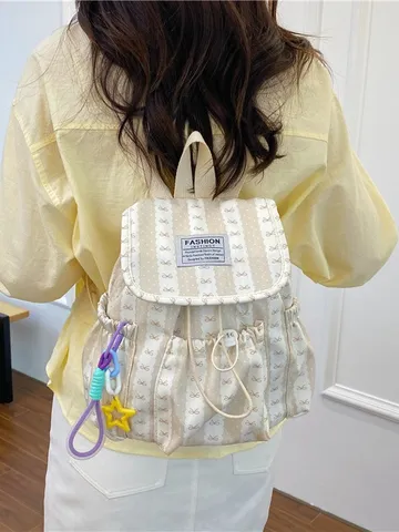 Sac à Dos en Toile Décontracté pour Femme Mignon Cartable Rayé avec Rabat à Cordon Sac de Voyage avec Pendentif