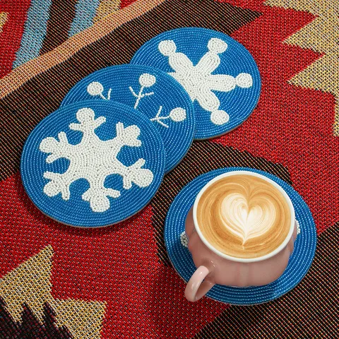Dessous de Verre en Perles de Verre Fait Main Motif Flocon de Neige Tapis Rond pour Tasse de Thé Décoration de Bureau Créative Cadeau de Noël Accessoires de Table