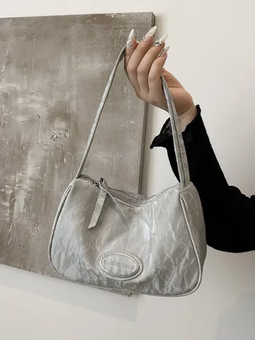 Bolso de Axila de Cuero PU Arrugado para Mujer Bolso Hobo de Moda Simple Bolso de Dumpling Con Placa de Logotipo de Metal Bolso de Hombro